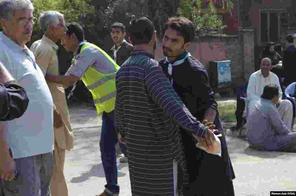  کوئٹہ اور جیکب آباد میں دو بم حملوں میں متعدد افراد کی ہلاکت کے بعد سکیورٹی ہائی الرٹ ہے۔