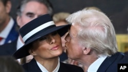 Президент Трамп целует первую леди Меланию в Ротонде Капитолия