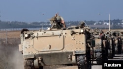 Konvoi Pengangkut Personil Lapis Baja (APC) mengambil posisi di dekat perbatasan Israel dengan Jalur Gaza, di Israel selatan, 13 Oktober 2023. (Foto: REUTERS/Violeta Santos Moura)