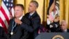Le président Barack Obama remet la Médaille présidentielle de la liberté au chanteur-compositeur Bruce Springsteen lors d'une cérémonie à la Maison Blanche, le 22 novembre 2016, à Washington.