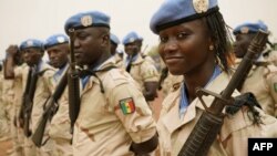 Seorang tentara perempuan (kanan) yang merupakan bagian dari pasukan perdamaian PBB asal Senegal yang ditugaskan di Sevare, Mali utara (foto: ilustrasi).