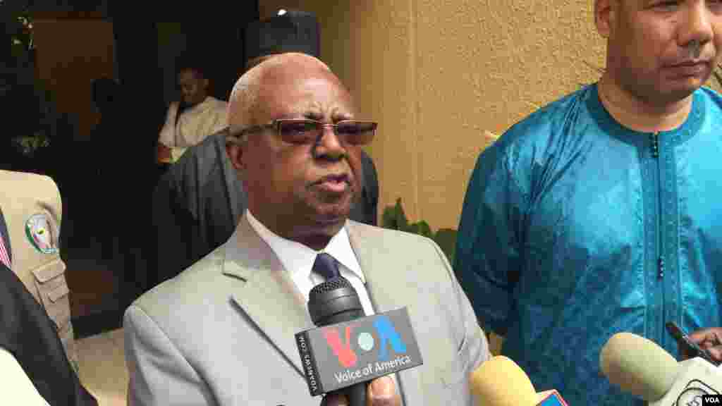 L’ancien président du Liberia, Amos Sawyer dirige la mission de 75 observateurs de la CEDEAO pour le second tour du 20 mars au Niger, Niamey 18 mars, 2016, Photo Bagassi Koura.