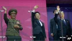 지난 10월 인천 아시안게임 폐막식 참석차 한국을 방문한 황병서 북한군 총정치국장(왼쪽), 최룡해 노동당 비서(가운데), 김양건 당 통일전선부장 겸 대남담당 비서가 북한 선수단에 손을 흔들고 있다.