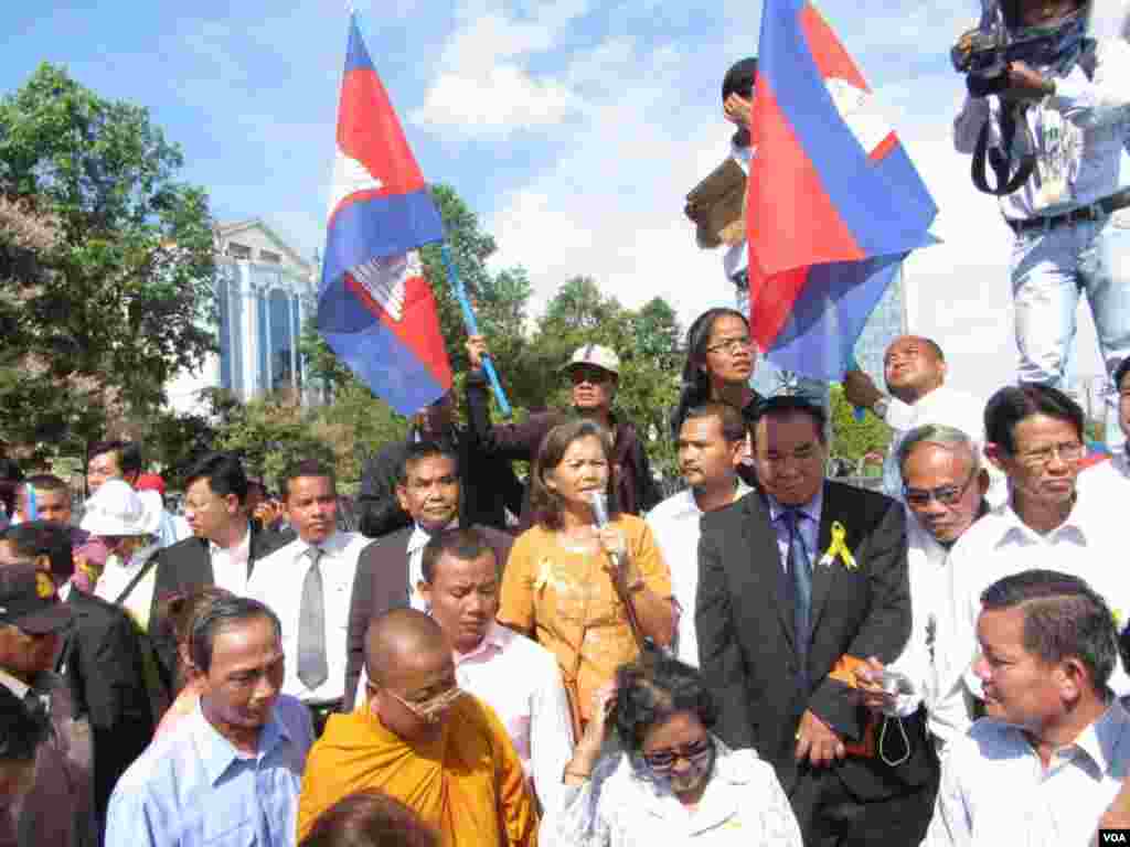 Opposition MP-elect Mu Sochua delivers a speech at a peaceful rally near Freedom Park before it turns violent, Phnom Penh, Cambodia, July 15, 2014. (Khoun Theara/VOA)