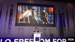 脱北者池成镐在台北奥斯陆自由论坛上讲述逃离朝鲜经历（美国之音许宁摄影） 