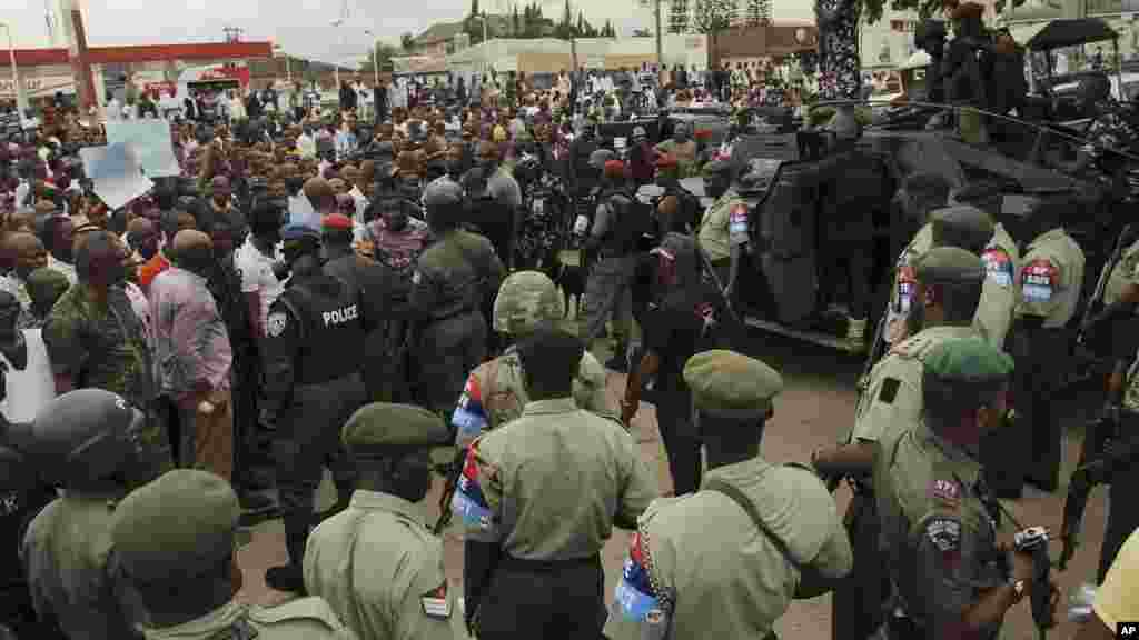 Security forces face up to protesters against the recent election in Port Harcourt, Nigeria, March 29, 2015.