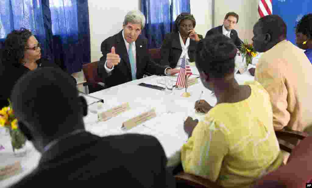U.S. Secretary of State John Kerry meets with civil society leaders at the U.S. embassy to compel authorities on both sides of the fighting to put a stop to the violence, Juba, South Sudan, May 2, 2014. 