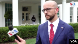 Asesor del presidente Joe Biden para Asuntos del hemisferio occidental, Juan González, conversa con la Voz de América en La Casa Blanca, Washigton D.C. Septiembre 9, 2021. Foto: Captura de Video.