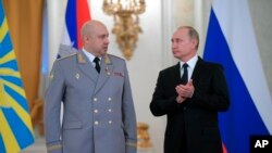 Про відступ з Херсона доповідав генерал-полковник Сергій Суровікін, праворуч, якого президент Росії Володимир Путін, на цьому фото вітає з нагородою після боїв у Сирії. Москва, 28 грудня 2017 року. (Олексій Дружинін, Sputnik, через AP)