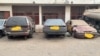 Plusieurs véhicules de l’administration mal entretenus ou en panne sont abandonnés dans les cours des services publics. (VOA/Seydina Aba Gueye)