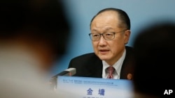 លោក Jim Yong Kim ចូលរួម​ក្នុង​សន្និសីទ​កាសែត​មួយ បន្ទាប់​កិច្ចសន្ទនា​តុ​មូល​វគ្គ​ទី៣ នៅ​ក្នុង​ក្រុង​ប៉េកាំង ប្រទេស​ចិន កាលពី​ថ្ងៃទី៦ ខែវិច្ឆិកា ឆ្នាំ២០១៨។