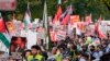 Manifestantes pro-palestinos condenan la guerra en Gaza mientras delegados abandonan la Convención Nacional Demócrata