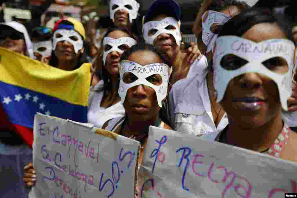 Opositoras portando máscaras de carnaval participan en nuevas protestas en Venezuela, contra el gobierno de Nicolás Maduro. 