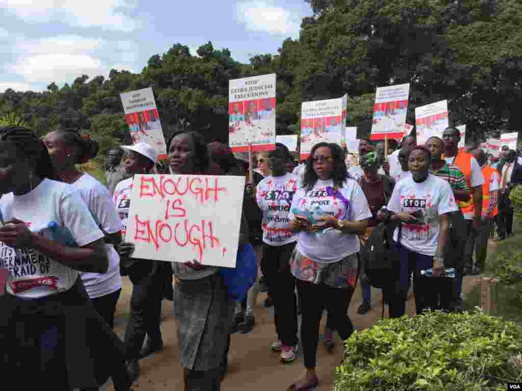 Protesters with signs march from Uhuru Park to the Supreme Court in Nairobi, Kenya, July 4, 2016. (J. Craig/VOA)