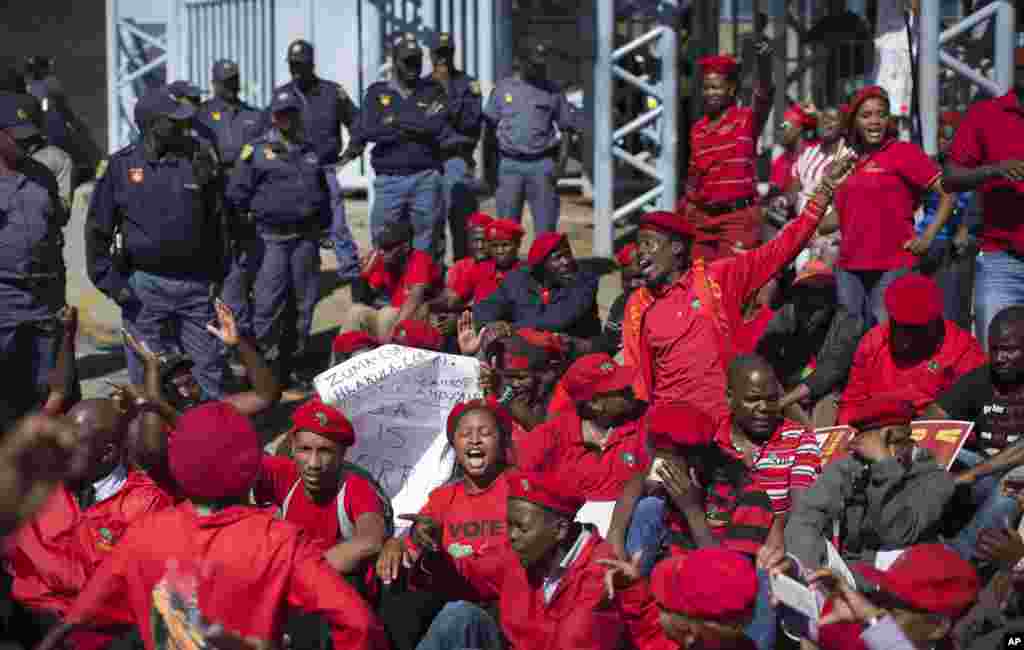 Supporters of Julius Malema's opposition Economic Freedom Fighters (EFF) party who were upset with the election results stage a protest outside the provincial results center for Gauteng province, in Johannesburg, South Africa, May 9, 2014.