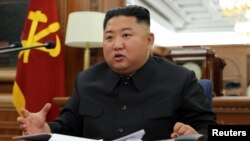 김정은 북한 국무위원장이 당 중앙군사위 제7기 제3차 확대회의를 주재하는 하는 모습을 북한 관영 '조선중앙통신'이 22일 보도했다. 