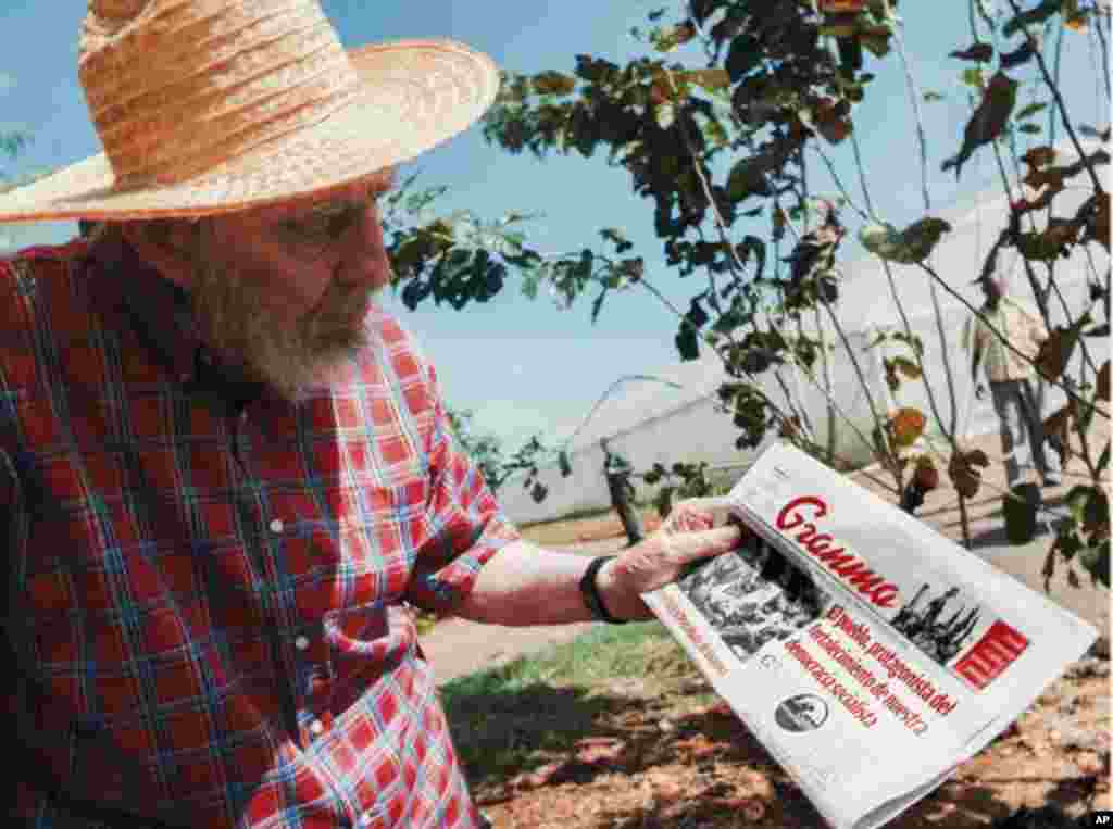 Fidel Castro apareció en unas fotos y desmintió los rumores sobre su mal estado de salud.