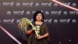 ཐེ་ཝན་གྱི་གཞས་མ་ཞིག་གིས་གནམ་སྡེ་སྒོ་མོ་ཆེའི་ཐང་ཆེན་མ་བརྗེད་པ་བྱེད་དགོས་ཞེས་བརྗོད་པ། 