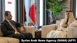 Menteri Luar Negeri Sementara Suriah Asaad al-Shaibani (kiri) bertemu dengan Perdana Menteri Qatar dan Menteri Luar Negeri Mohammed bin Abdulrahman bin Jassim Al-Thani di Doha, 5 Januari 2025.