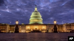 Lampu bersinar di dalam Gedung Capitol AS di Washington. (Foto: AP)