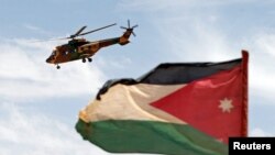 Sebuah helikopter terlihat di dekat bendera Yordania dalam latihan militer bersama AS-Yordania "Eager Lion". 