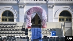 A fachada oeste do edifício do Capitólio dos EUA, onde tradicionalmente tem lugar a tomada de posse presidencial, a 17 de janeiro de 2025, em Washington, DC.
