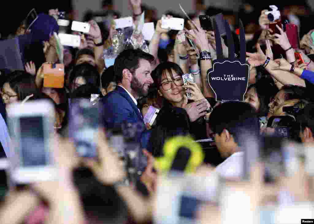 Aktor Hugh Jackman berfoto bersama penggemar selama acara promosi film barunya "The Wolverine" di Seoul, Korea Selatan.
