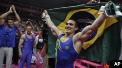 Atlet Brazil Arthur Nabarrete Zanetti merayakan kemenangannya setelah memperoleh medali emas Olimpiade London 2012 untuk cabang senam nomor gelang-gelang (6/8).
