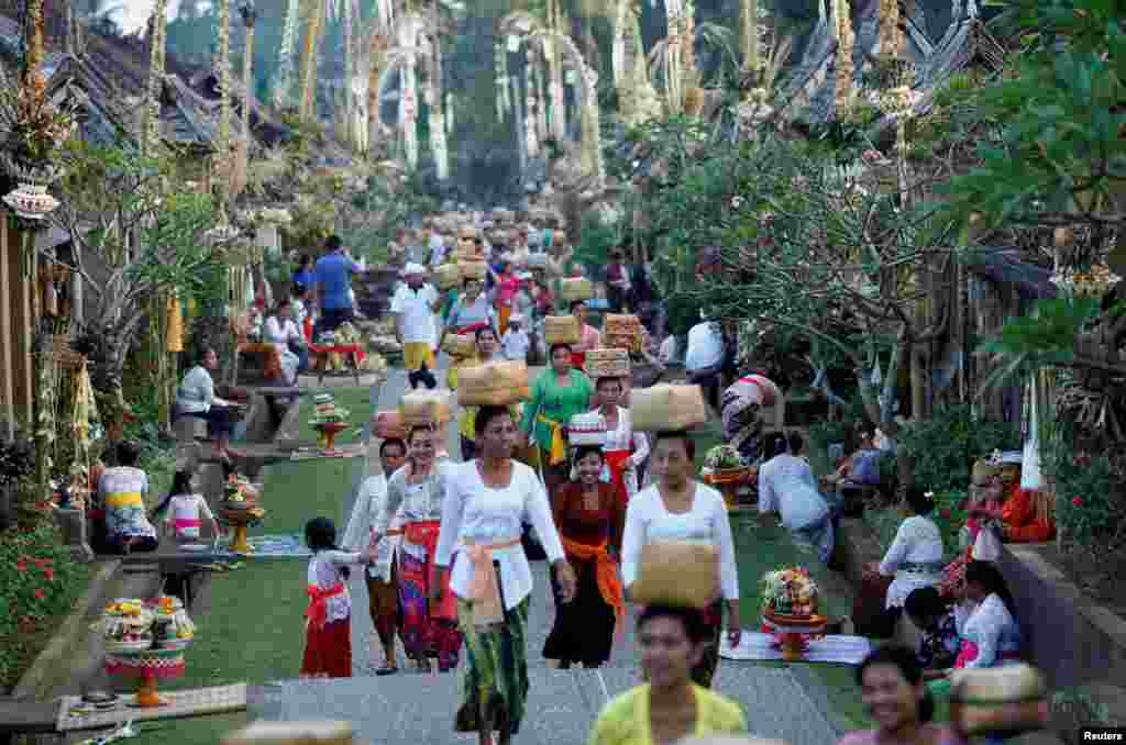 ជនជាតិបាលីហិណ្ឌូទូលតង្វាយនៅពេលដែលចូលរួមក្នុងថ្ងៃបុណ្យសាសនា Galungan នៅក្នុងភូមិ Penglipuran កោះបាលីប្រទេសឥណ្ឌូណេស៊ី។