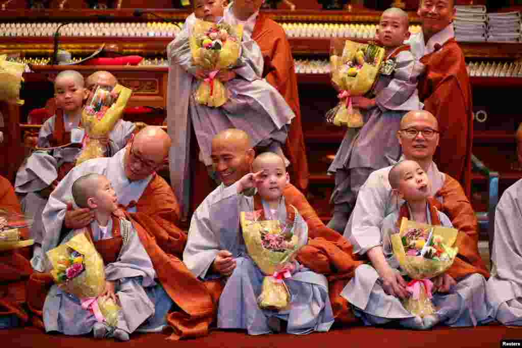 លោកនេនដែលទើបតែកោរសក់ហើយថតរូបជាមួយសង្ឃនៃព្រះពុទ្ធសាសនាអំឡុងបុណ្យវិសាខបូជា ថ្ងៃកំណើតរបស់ព្រះពុទ្ធនៅព្រះវិហារ Jogye ក្នុងរដ្ឋធានីសេអ៊ូលប្រទេសកូរ៉េខាងត្បូង។