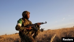 Nesta foto de arquivo, um militar moçambicano em exercícios regionais, Lohatla training area, África do Sul, 2015