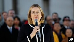 英国内政大臣安珀·路德（Amber Rudd）在伦敦特拉法加广场上为袭击事件遇难者的烛光守夜行动中讲话（2017年3月23日）