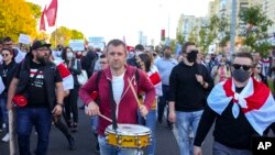 Seorang pengunjuk rasa menabuh drum selama demonstrasi pendukung oposisi Belarus memprotes hasil resmi pemilihan presiden di Minsk, Belarusia, Minggu, 20 September 2020. (Foto: AP)