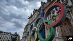 Nembo ya Olimpiki kwenye ukuta wa ofisi ya jiji la Paris, Ufaransa.