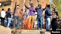 Baadhi ya waandamanaji waliokuwa wakiipinga serikali ya Sudan mjini Khartoum, Januari 17