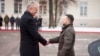 En esta fotografía proporcionada por la Oficina de Prensa Presidencial de Ucrania, el presidente de Lituania, Gitanas Nauseda, izquierda, da la bienvenida al presidente ucraniano Volodymyr Zelenskyy en el patio presidencial, Vilnius, Lituania, el 10 de enero de 2024.