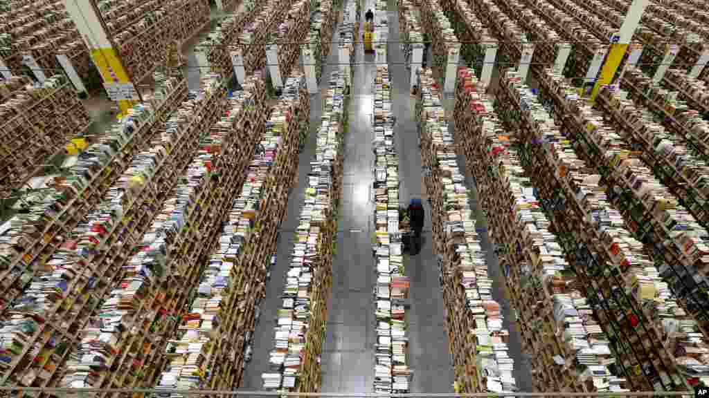 Beberapa pekerja Amazon.com mengatur barang-barang di gudang Amazon di kota Phoenix, Arizona, AS.