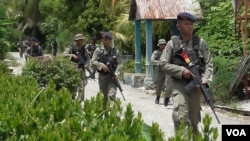 Pasukan Brimob yang dilibatkan dalam operasi Tinombala 2016, mengamankan lokasi jatuhnya Helikopter TNI AD di Poso Pesisir, Kabupaten Poso (Foto: VOA/Yoanes)