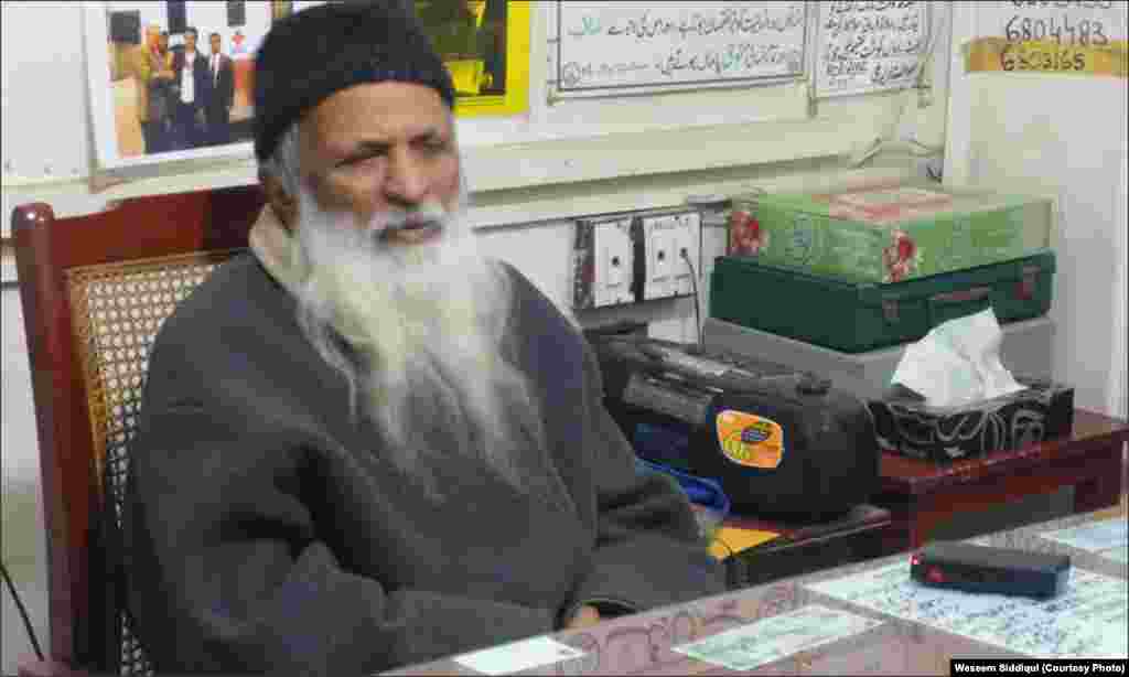 ایدھی صاحب کو زندگی بھر ایک ہی گانا پنسد رہا جو وہ اکثر سنا کرتے تھے۔ پوری کیسٹ میں یہی ایک گانا انہوں نے ریکارڈ کرایا ہوا تھا تاکہ بار بار اسے سن سکیںْ یہ گانا تھا ’اس دل کے ٹکڑے ہزار ہوئے۔۔۔‘‘ تصویر میں وہ ٹیپ ریکارڈ بھی نظر آرہا ہے جس پر یہ گانا بجا کرتا تھا