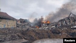 Bangunan tempat tinggal yang hancur akibat serangan udara Rusia di desa Borova, di tengah serangan Rusia ke Ukraina, di wilayah Kharkiv, Ukraina, 6 Maret 2024. (Foto: via Reuters)