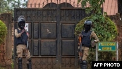 Les forces de sécurité devant le domicile du candidat présidentiel Robert Kyagulanyi, alias Bobi Wine, à Magere, en Ouganda, le 16 janvier 2021, avant l'annonce des résultats des élections ougandaises. (Photo par Sumy SADURNI / AFP)