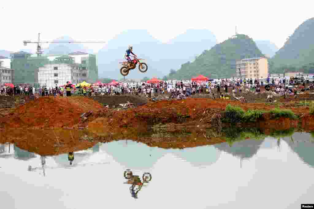 Seorang pengendara motor beraksi dalam lomba di Guilin, Guangxi Zhuang, China.