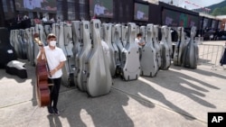 Miembros del Sistema Nacional de Orquestas se reúnen previo al evento para intentar romper un récord mundial Guinness para la mayoría de los instrumentos utilizados en una pieza musical, en Caracas, Venezuela, el sábado 13 de noviembre de 2021.