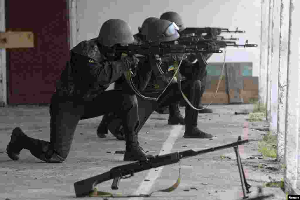 Para anggota batalion pertahanan diri "Donbass" sedang berlatih di markas Pasukan Nasional Ukraina, dekat Kyiv (2/6). (Reuters/Valentyn Ogirenko)