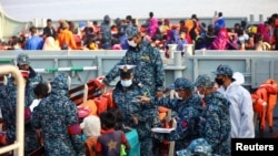 羅興亞人在登船前往孟加拉國吉大港的藤加查爾島前接受孟加拉國海軍人員的檢查。（2020年12月29日）