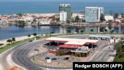Au premier plan, une station d'essence de la Sonangol à Luanda, capitale d'Angola, le 11 novembre 2018.