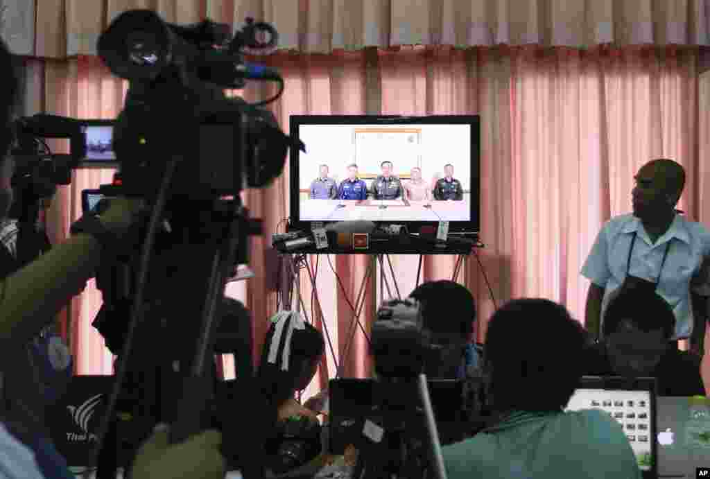 Para wartawan Thailand dan asing menyaksikan penayangan pengumuman kudeta di televisi, yang dibacakan oleh pimpinan Pasukan Bersenjata Thailand dari Press Center di Klub Angkatan Darat Thailand di Bangkok, 22 Mei 2014.