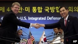 30일 한국 국방부에서 열린 제4차 미한 통합국방협의체(KIDD) 회의에서 데이비드 헬비 동아시아 부차관보(왼쪽)와 임관빈 국방정책실장이 악수하고 있다.