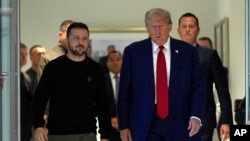Presiden Ukraina Volodymyr Zelenskyy bertemu dengan Donald Trump, yang saat itu masih menjadi capres Partai Republik, di Trump Tower, New York, 27 September 2024. (Foto: Julia Demaree/AP Photo) 