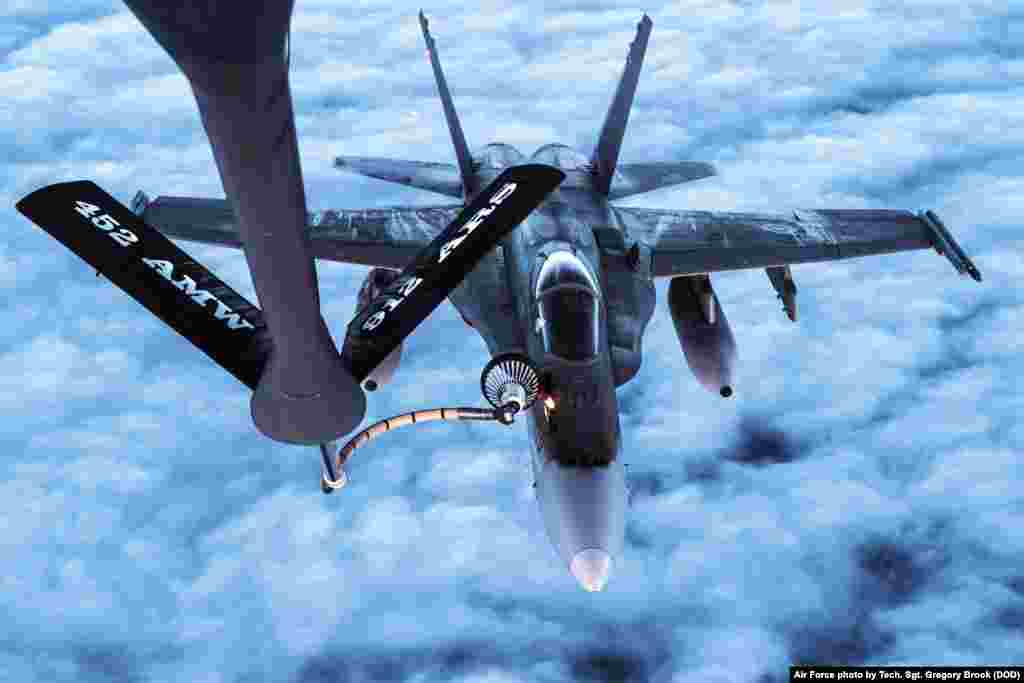Tanker pesawat Kanada melakukan pengisian bahan bakar di udara pada pesawat tempur Kanada CF-18s yang terbang di atas Alaska untuk melakukan latihan militer.